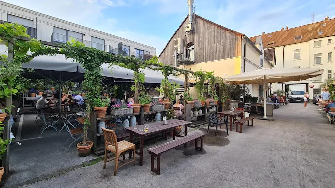 Terrasse des Officina mit Lichterketten